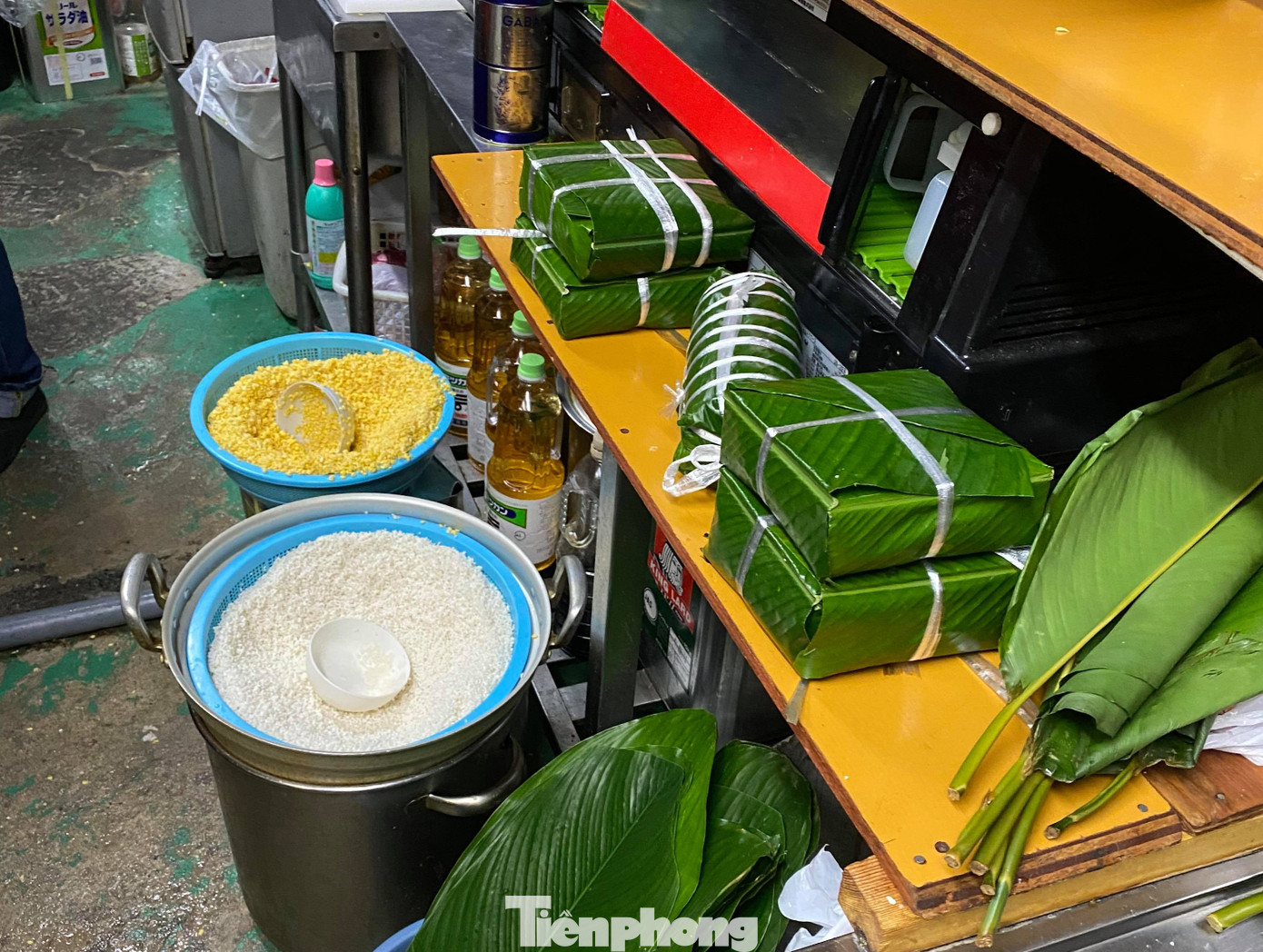 Người Việt xa xứ gói bánh chưng nhớ hương vị Tết quê hương ảnh 5