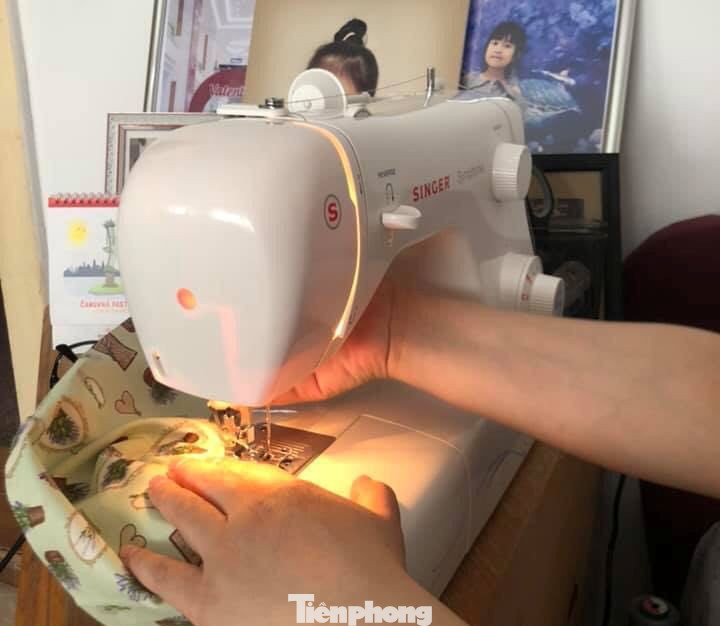 Người Việt ở châu Âu may khẩu trang tặng bệnh viện phòng Covid-19 ảnh 7