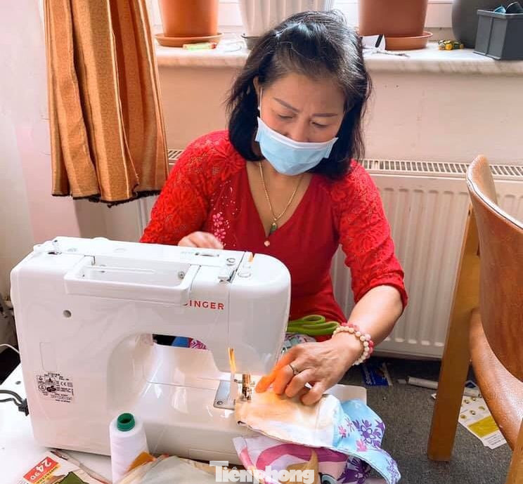 Người Việt ở châu Âu may khẩu trang tặng bệnh viện phòng Covid-19 ảnh 6