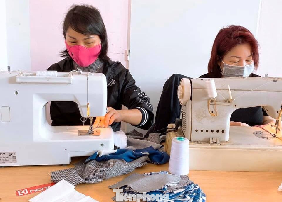 Người Việt ở châu Âu may khẩu trang tặng bệnh viện phòng Covid-19 ảnh 5