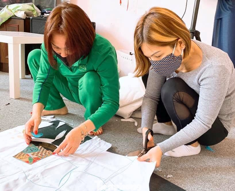 Người Việt ở châu Âu may khẩu trang tặng bệnh viện phòng Covid-19 ảnh 4