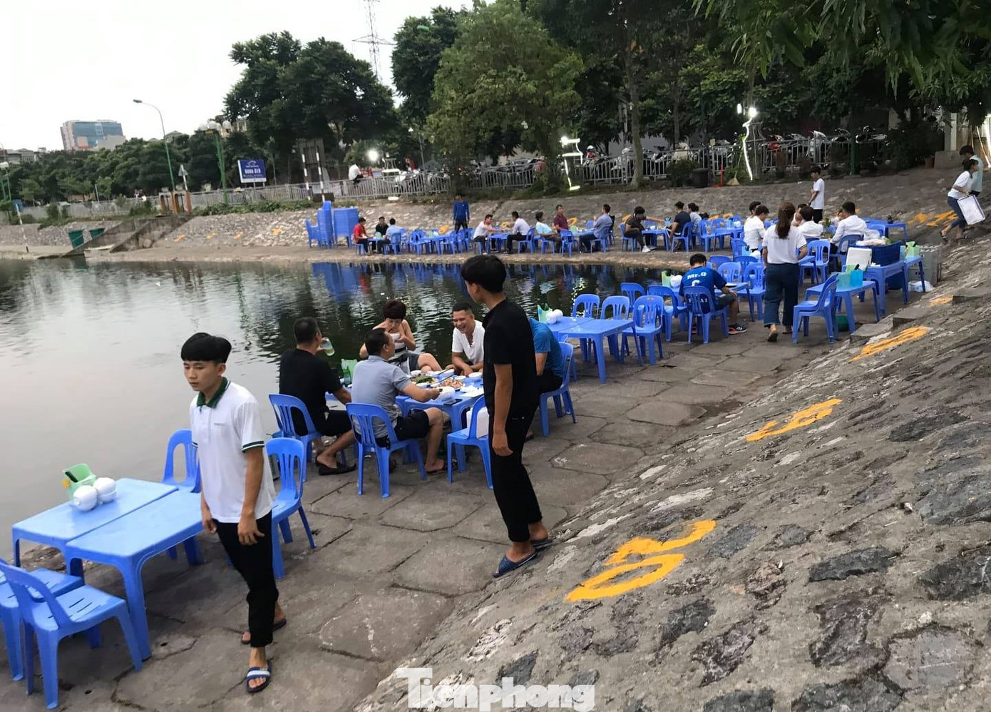 Hồ vừa cải tạo 'tiền tỷ' dày đặc quán bia, thách thức cơ quan chức năng Hà Nội ảnh 2