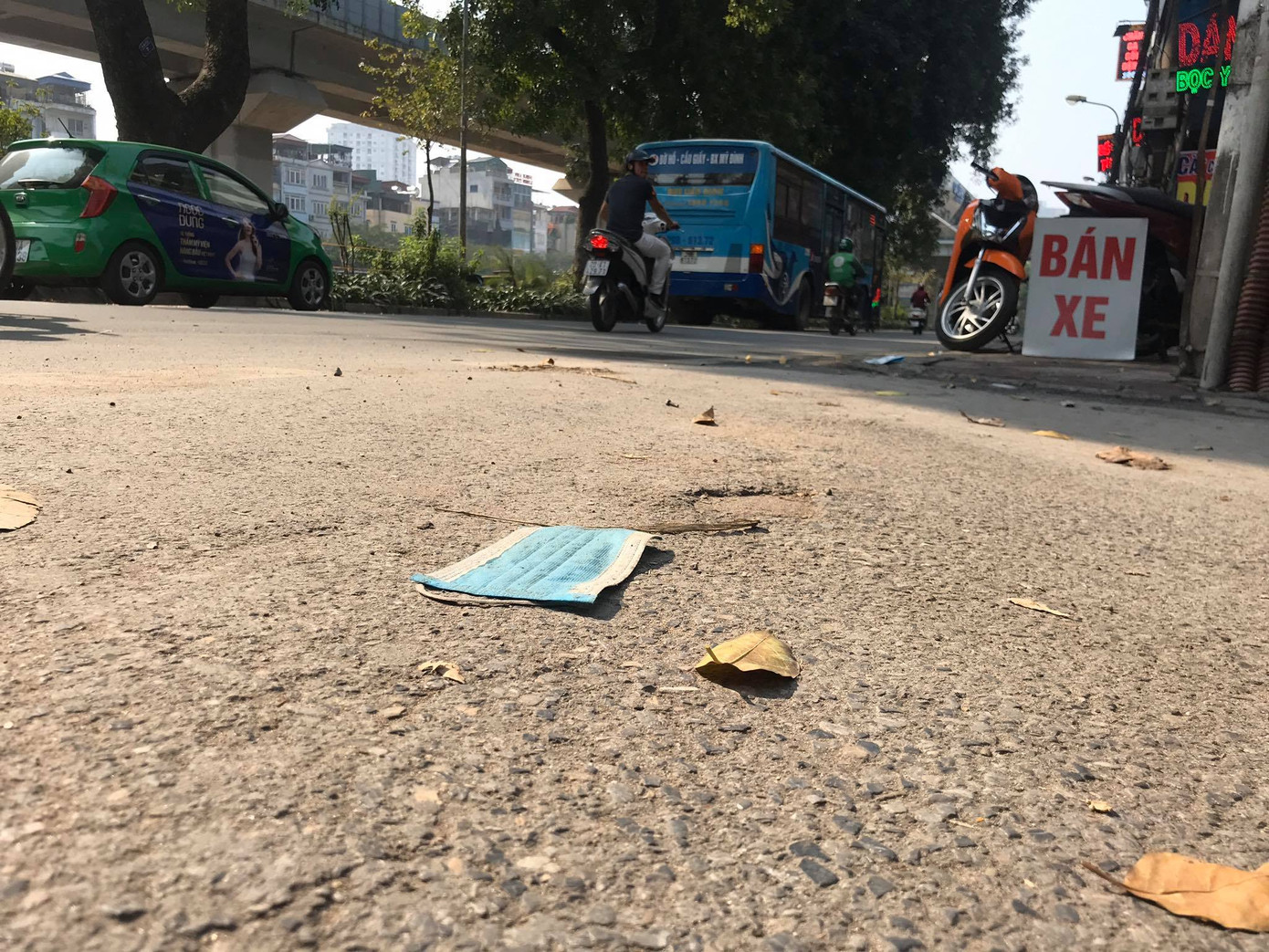 Giữa dịch Covid-19, tình trạng vứt bừa bãi khẩu trang bẩn tái diễn ở Hà Nội ảnh 3