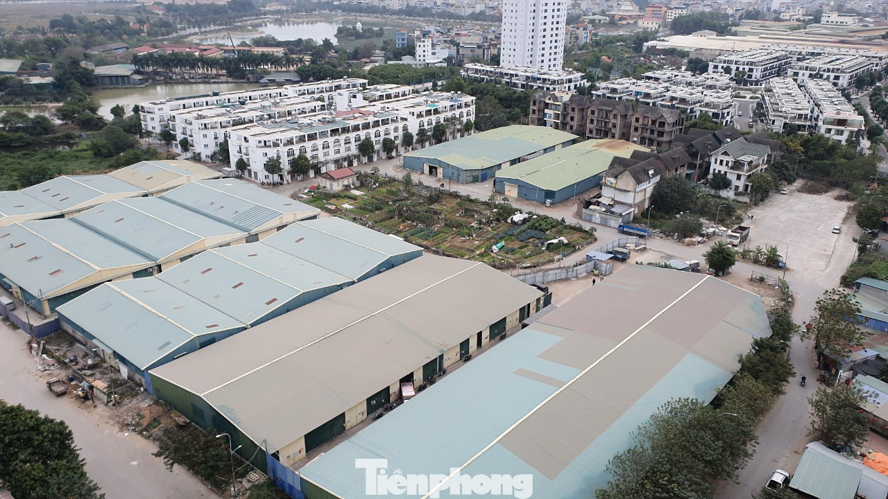 Cận cảnh khu nhà xưởng trái phép rộng hàng nghìn m2 trên đất trường học ở Hà Nội ảnh 1