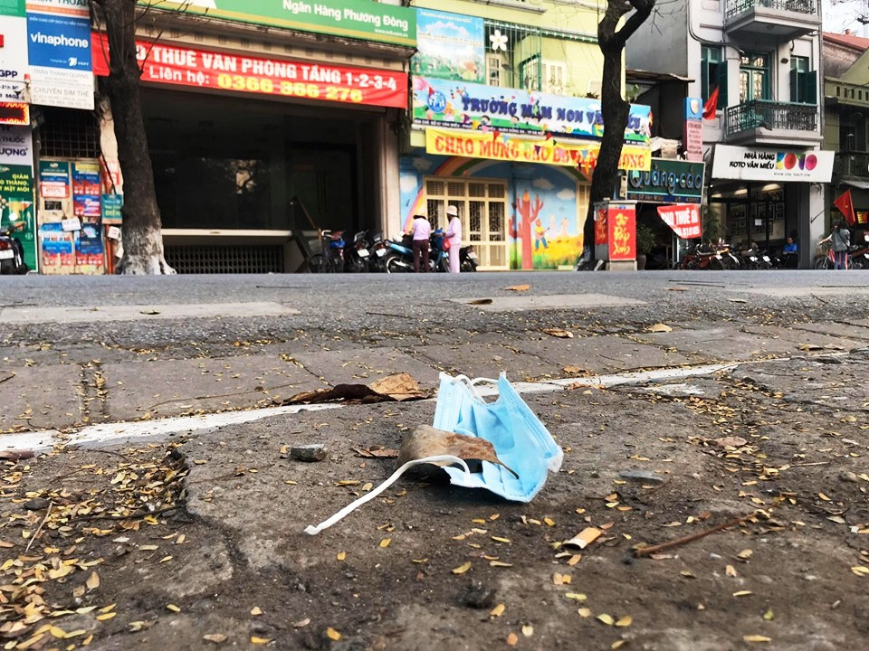 Giữa dịch Covid-19, tình trạng vứt bừa bãi khẩu trang bẩn tái diễn ở Hà Nội ảnh 9
