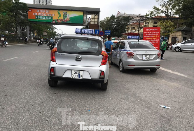 Ra quân xử phạt loạt taxi 'biến hóa' biển số, đón khách sai quy định ở Hà Nội ảnh 6