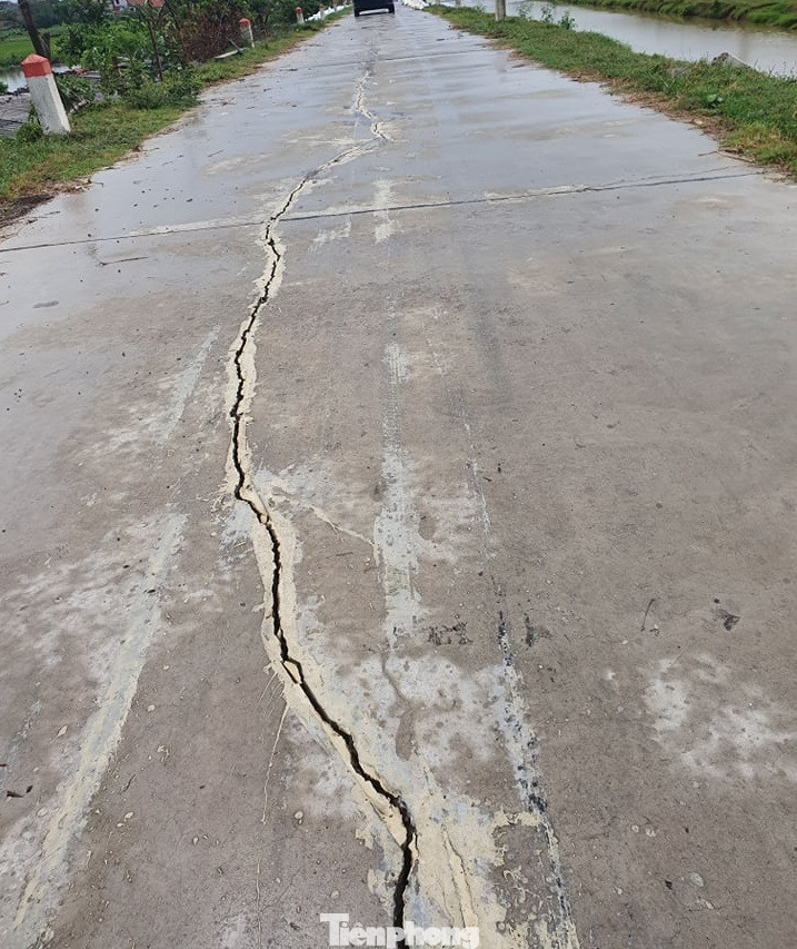 Cận cảnh đường đê còn bảo hành đã sụt trượt nghiêm trọng ở Phú Thọ ảnh 5