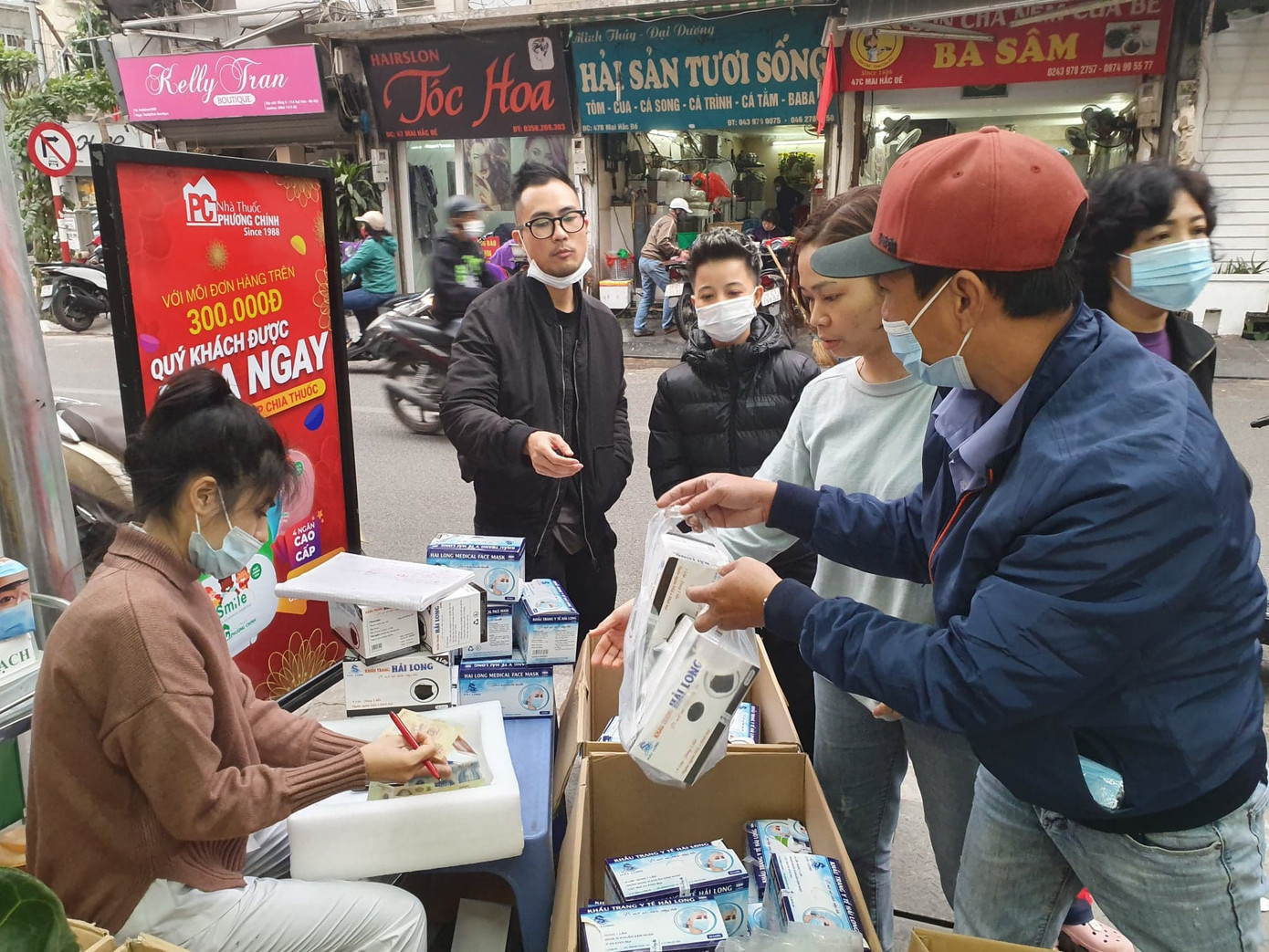 Dịch COVID-19 diễn biến phức tạp, người Hà Nội xếp hàng mua khẩu trang ảnh 6
