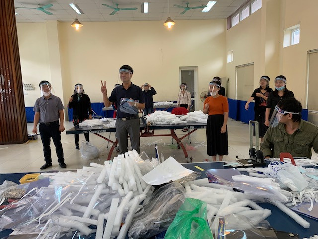 Cung Thiếu nhi Hà Nội làm 4.000 tấm chắn giọt bắn tặng y, bác sỹ phòng COVID-19 ảnh 5