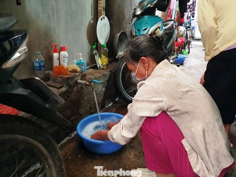 Xóm chạy thận thấp thỏm, chật vật cạnh 'ổ dịch' Bạch Mai ảnh 2