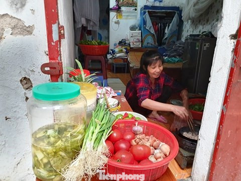 Xóm chạy thận thấp thỏm, chật vật cạnh 'ổ dịch' Bạch Mai ảnh 7