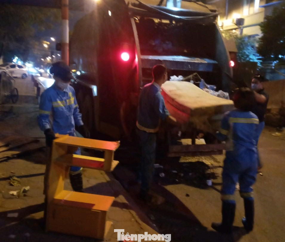 Cận cảnh công nhân môi trường chật vật dọn rác cồng kềnh ngày giáp Tết ảnh 7