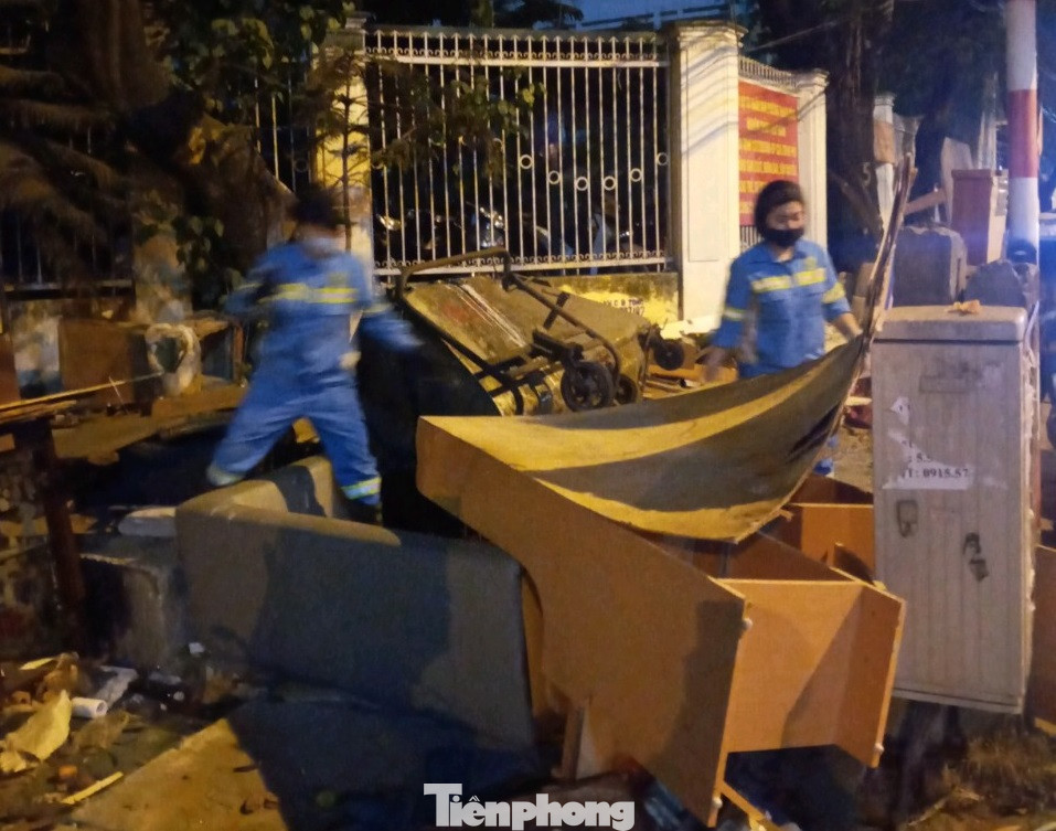 Cận cảnh công nhân môi trường chật vật dọn rác cồng kềnh ngày giáp Tết ảnh 9