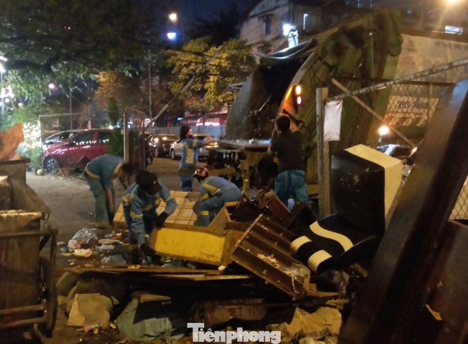 Cận cảnh công nhân môi trường chật vật dọn rác cồng kềnh ngày giáp Tết ảnh 8