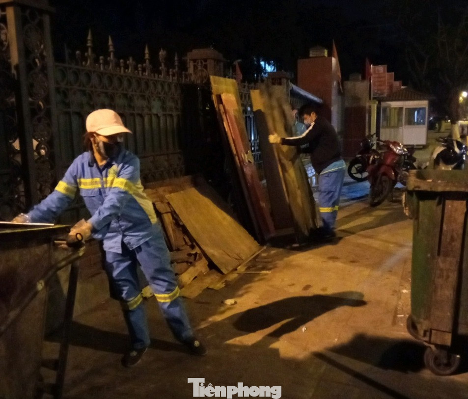 Cận cảnh công nhân môi trường chật vật dọn rác cồng kềnh ngày giáp Tết ảnh 5