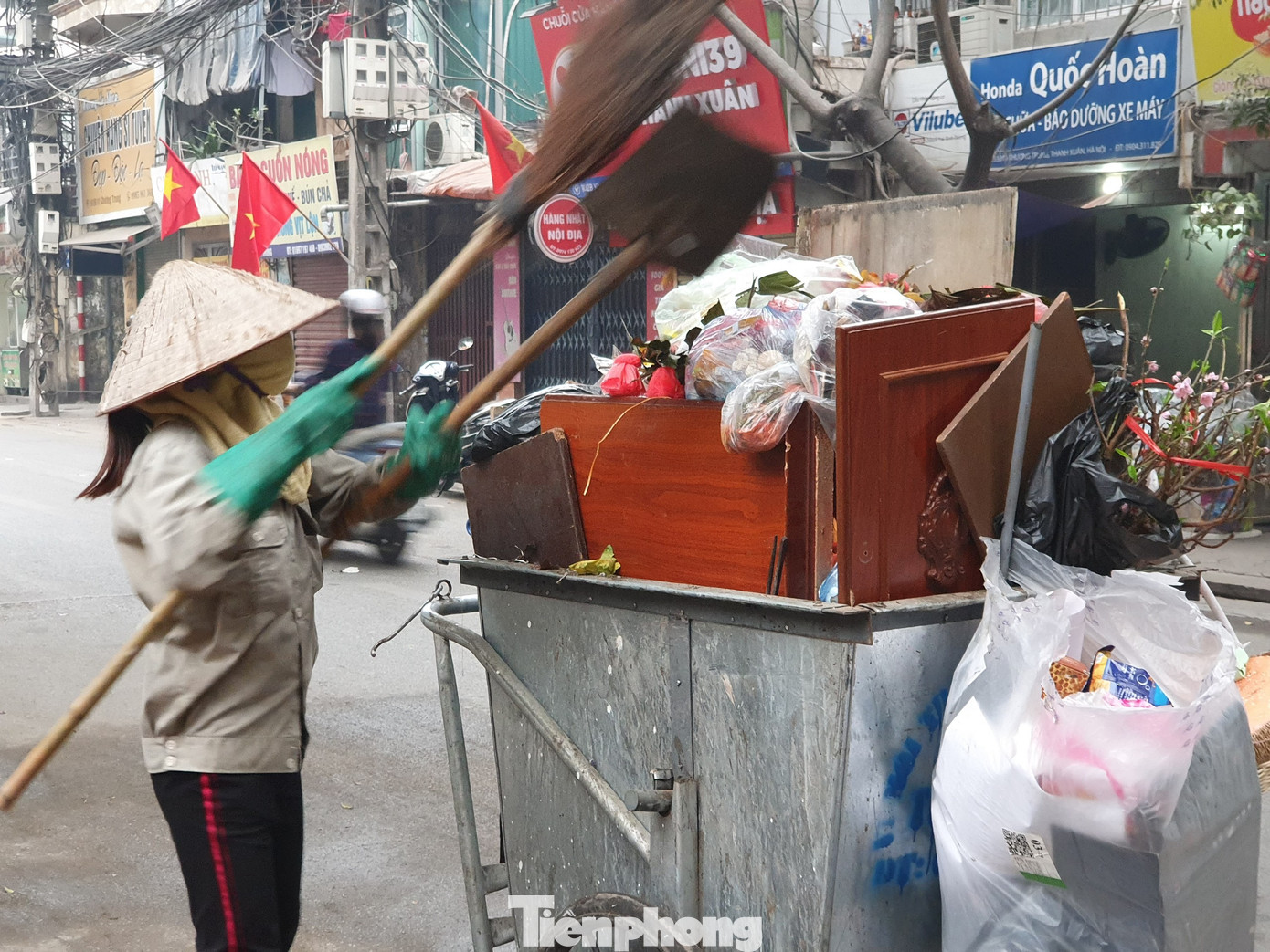 Cận cảnh công nhân môi trường chật vật dọn rác cồng kềnh ngày giáp Tết ảnh 3