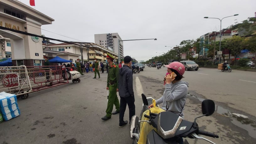 Người dân xếp hàng dài vào chăm, tiếp tế cho bệnh nhân ở Bạch Mai ảnh 7