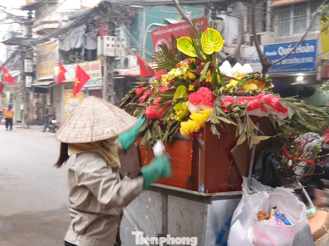 Cận cảnh công nhân môi trường chật vật dọn rác cồng kềnh ngày giáp Tết ảnh 10
