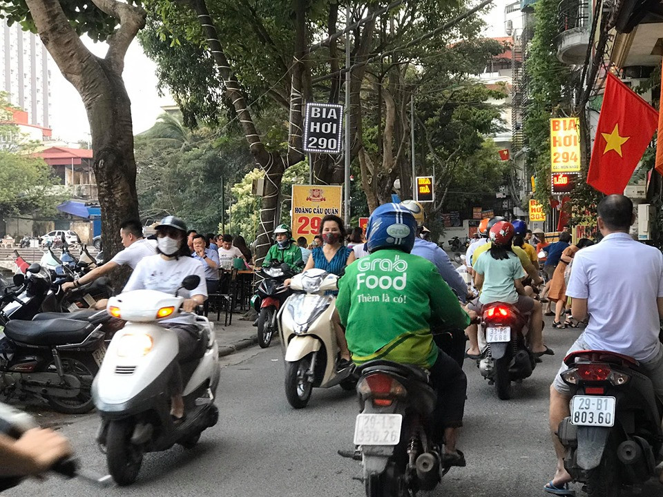 Quận và phường bất lực để quán bia chiếm vỉa hè, bờ hồ giữa dịch COVID-19? ảnh 3