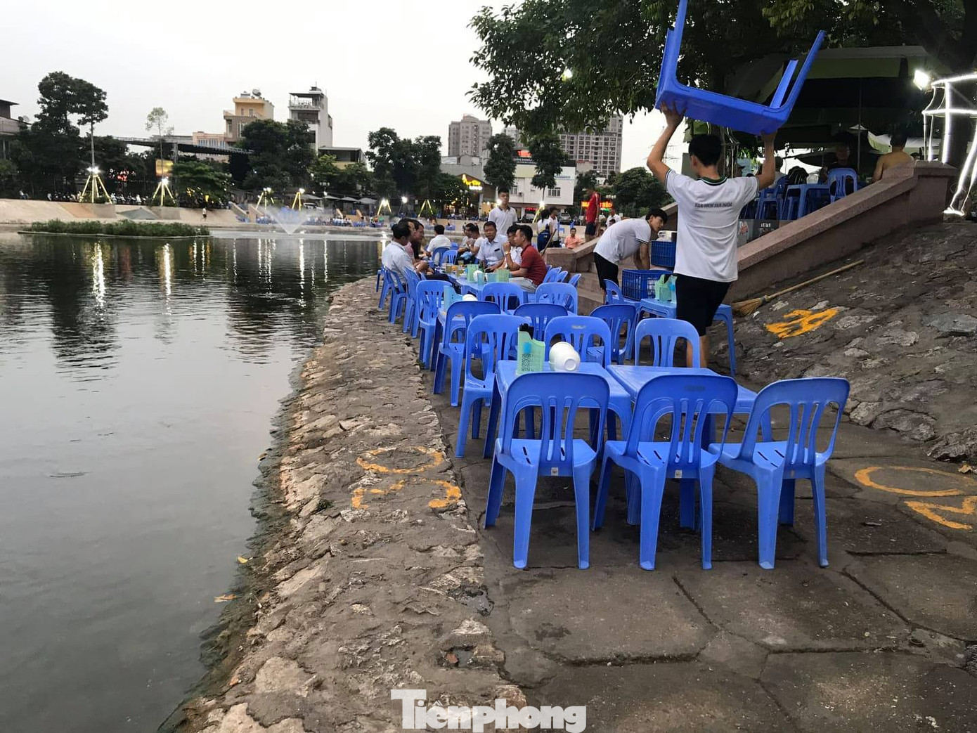 Hồ vừa cải tạo 'tiền tỷ' dày đặc quán bia, thách thức cơ quan chức năng Hà Nội ảnh 1