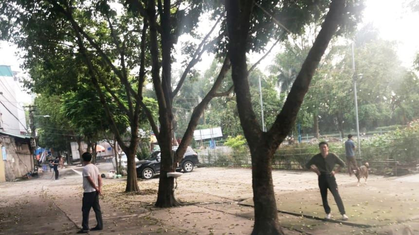 Ngang nhiên đổ bê tông, mương thoát nước để kinh doanh ở Hà Nội ảnh 1