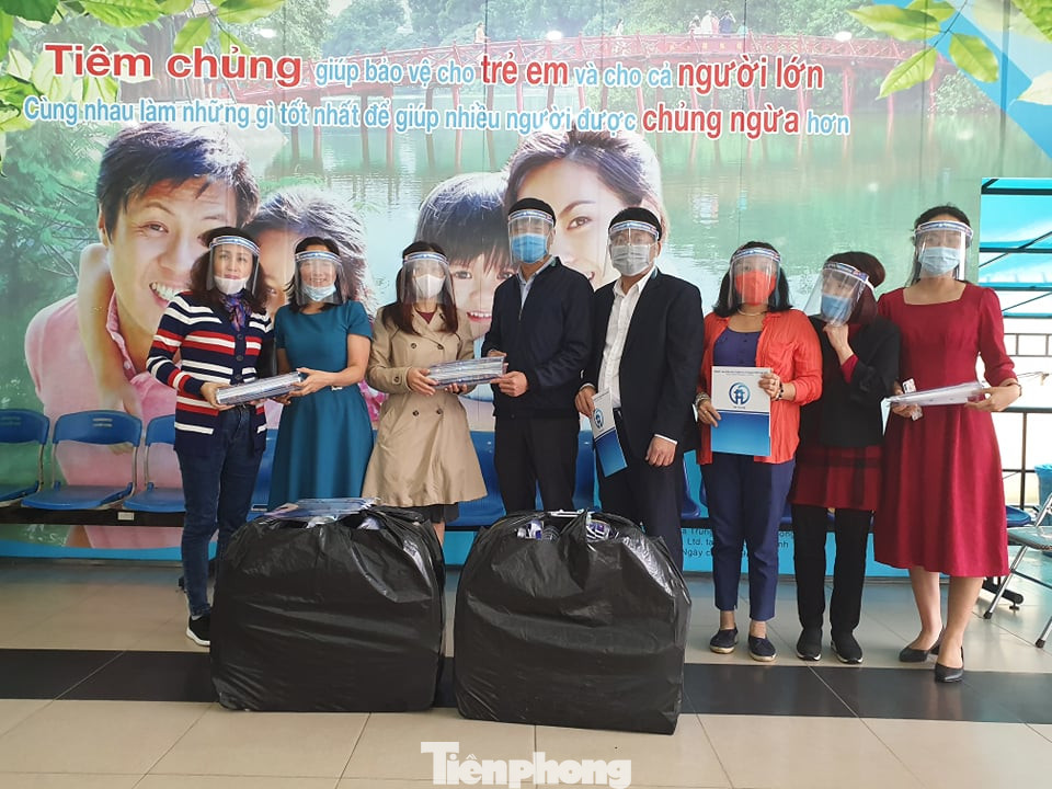Kêu gọi hỗ trợ kinh phí sản xuất tấm chắn phòng COVID-19 cho nhân viên y tế ảnh 4