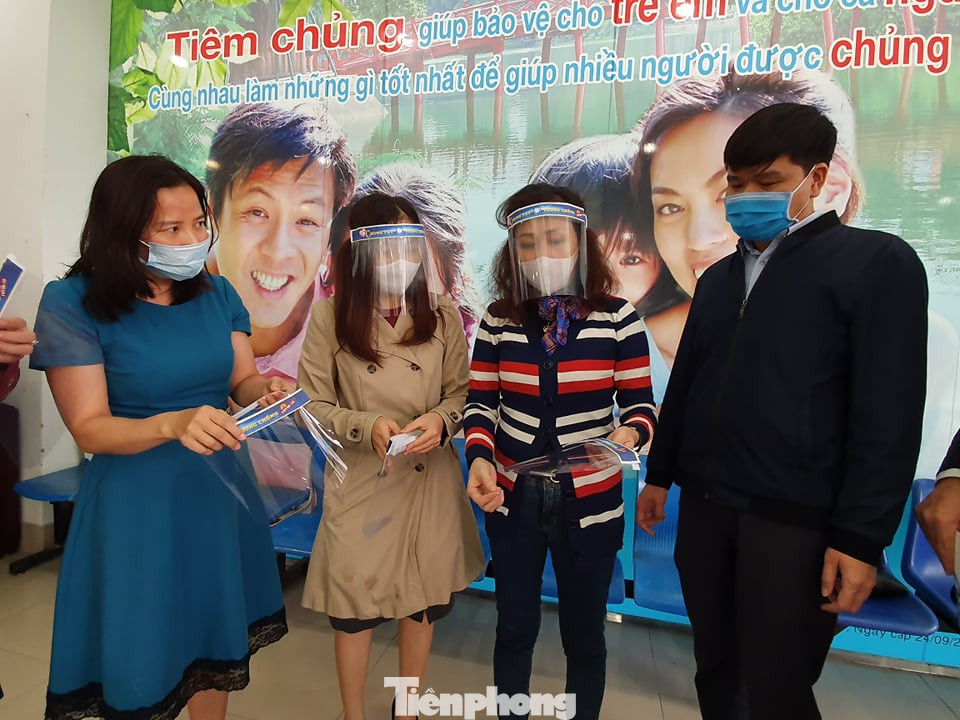 Kêu gọi hỗ trợ kinh phí sản xuất tấm chắn phòng COVID-19 cho nhân viên y tế ảnh 6