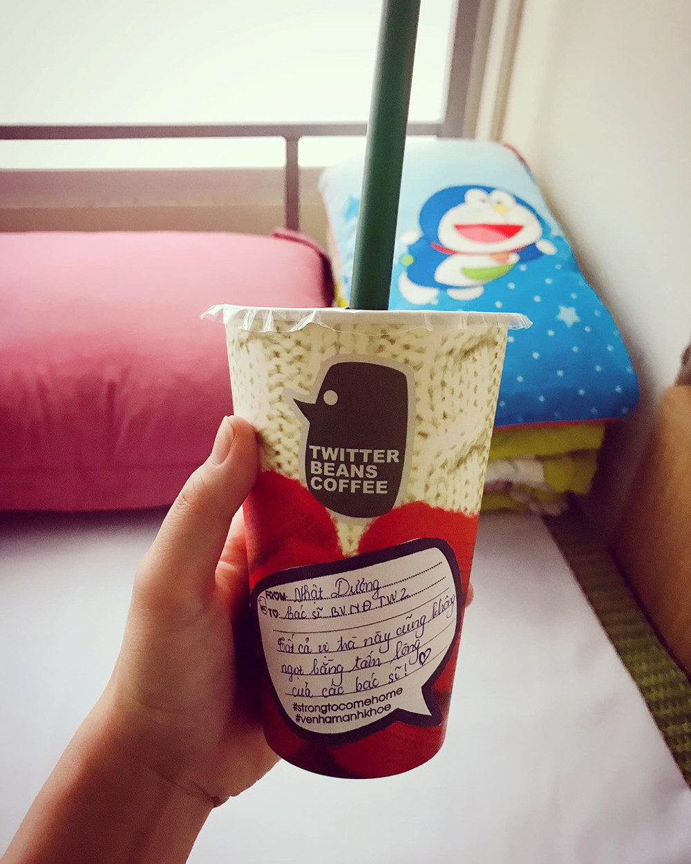 Phút thư giãn hiếm hoi của y, bác sĩ nơi tuyến đầu chống dịch COVID-19 ảnh 12