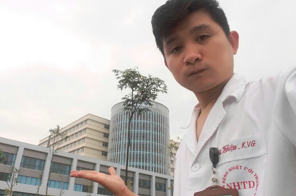 Phút thư giãn hiếm hoi của y, bác sĩ nơi tuyến đầu chống dịch COVID-19 ảnh 8