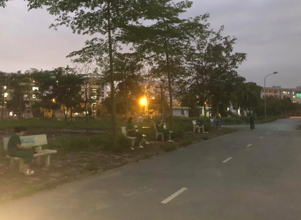 Phút thư giãn hiếm hoi của y, bác sĩ nơi tuyến đầu chống dịch COVID-19 ảnh 11