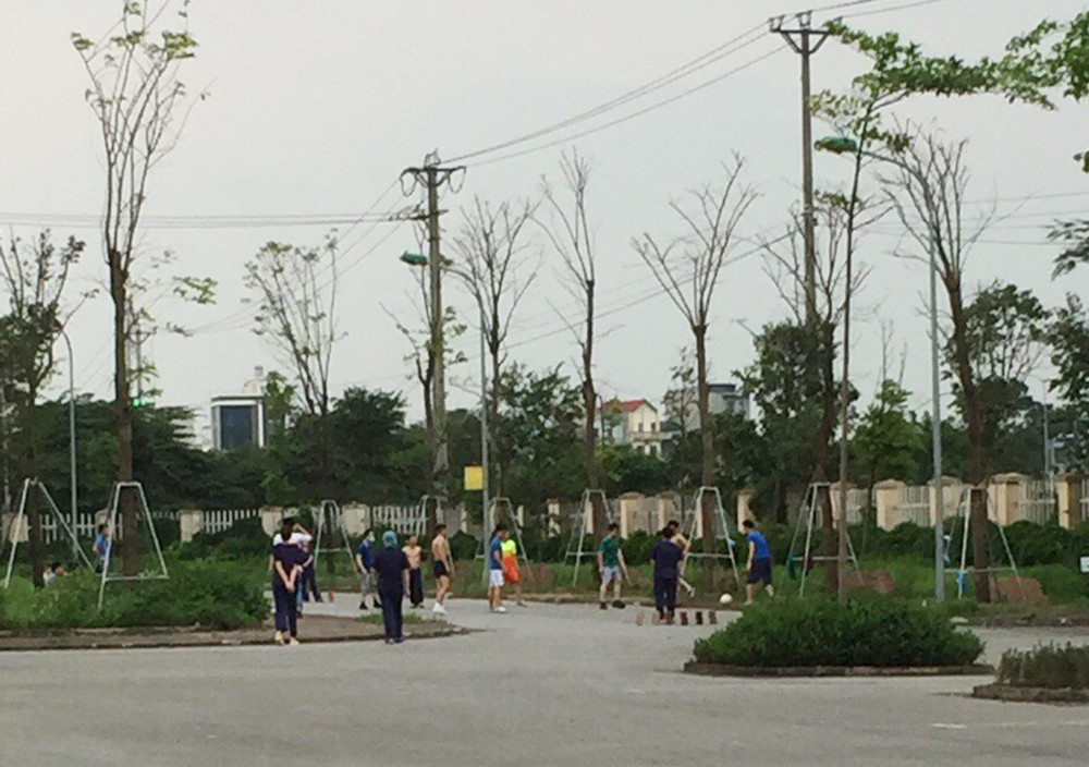 Phút thư giãn hiếm hoi của y, bác sĩ nơi tuyến đầu chống dịch COVID-19 ảnh 10