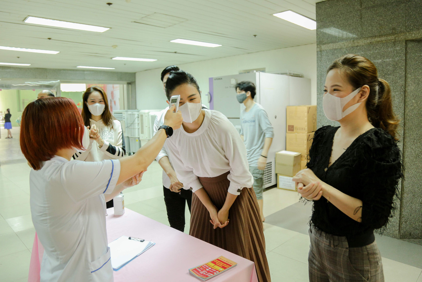 Sau khi hoãn cưới vì Covid, Ngọc Hân cùng các nghệ sĩ đi hiến máu giữa mùa dịch ảnh 1