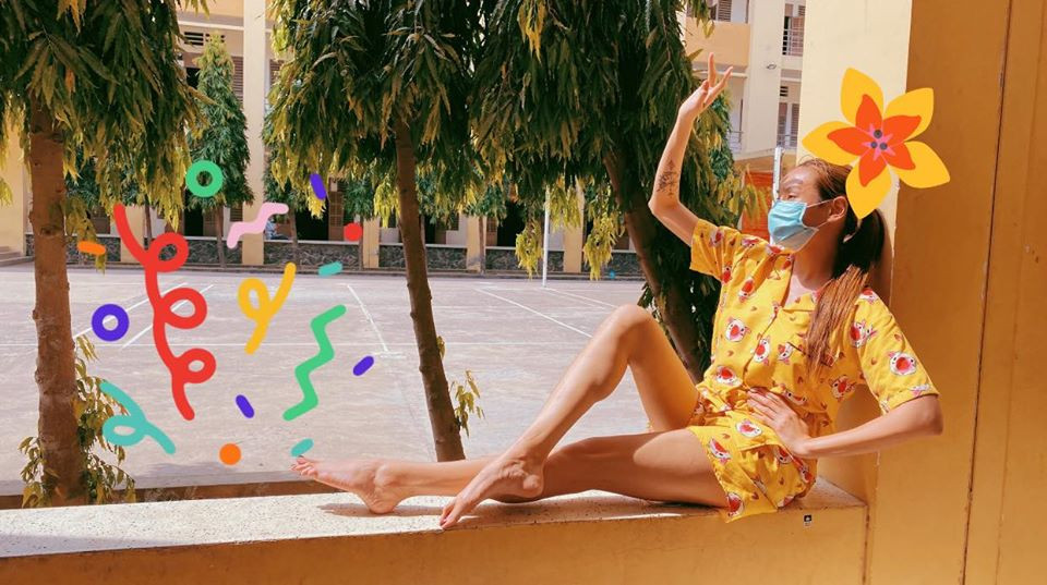Nhật ký cách ly ngày thứ 2 của Võ Hoàng Yến: Mặc pijama tắm nắng ngoài ban công ảnh 1