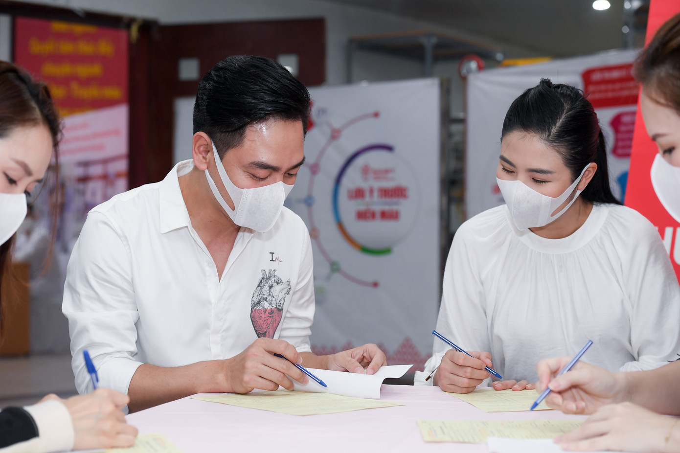 Sau khi hoãn cưới vì Covid, Ngọc Hân cùng các nghệ sĩ đi hiến máu giữa mùa dịch ảnh 4