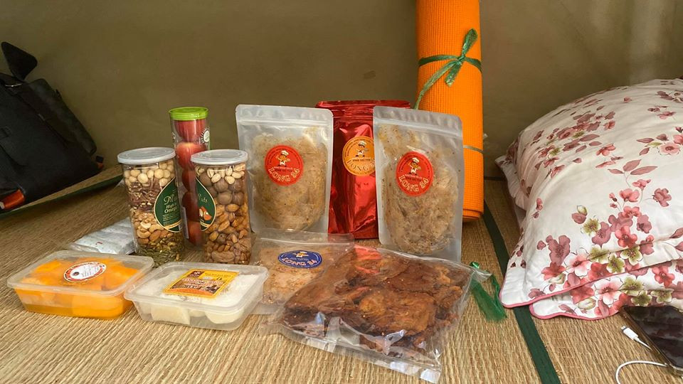 Được tiếp tế nhiều đồ ăn ở khu cách ly, Võ Hoàng Yến hài hước nói mở shop ảnh 2