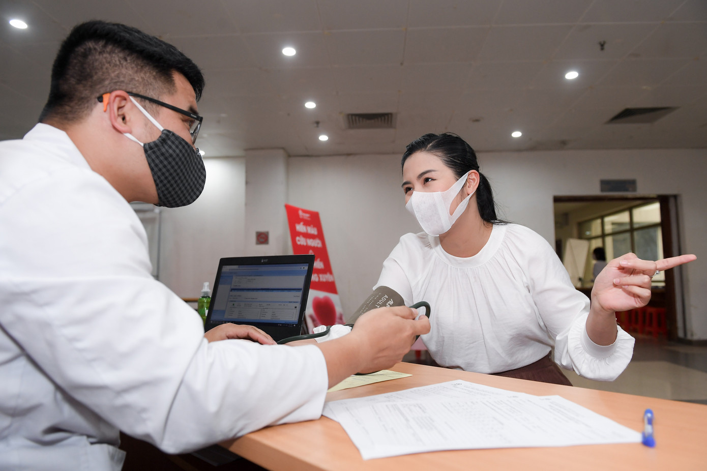 Sau khi hoãn cưới vì Covid, Ngọc Hân cùng các nghệ sĩ đi hiến máu giữa mùa dịch ảnh 5