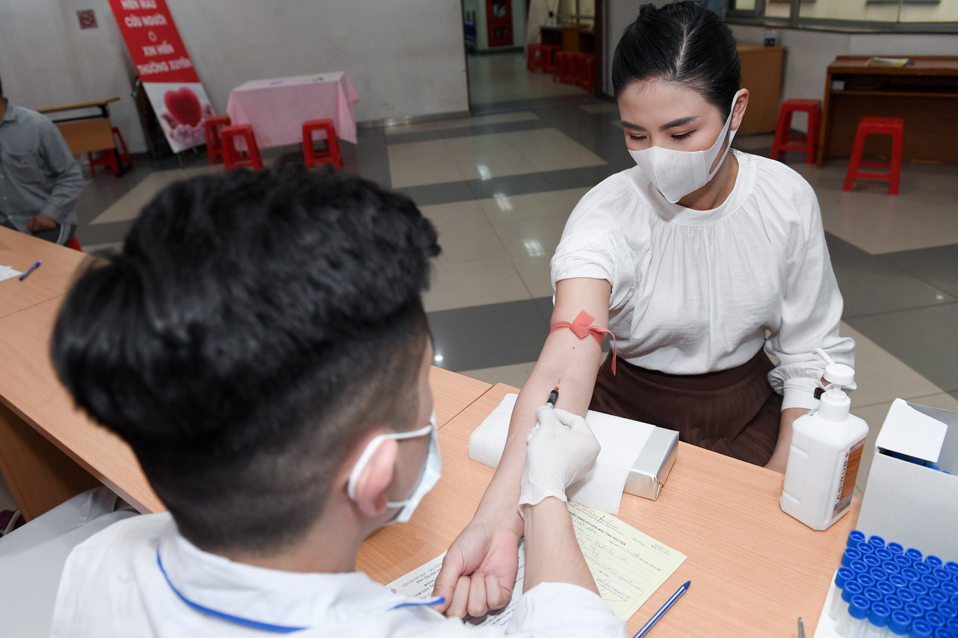 Sau khi hoãn cưới vì Covid, Ngọc Hân cùng các nghệ sĩ đi hiến máu giữa mùa dịch ảnh 6