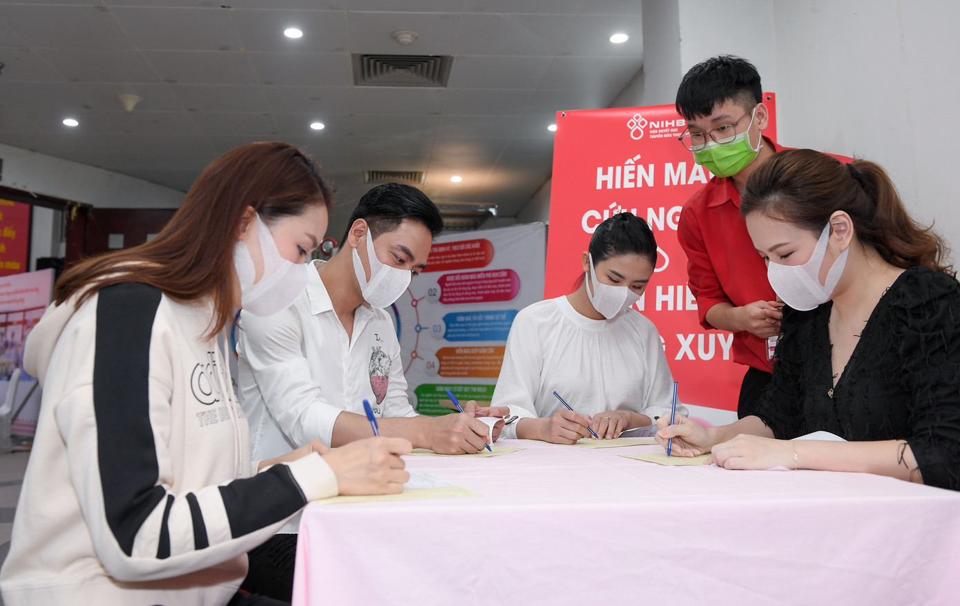 Sau khi hoãn cưới vì Covid, Ngọc Hân cùng các nghệ sĩ đi hiến máu giữa mùa dịch ảnh 3