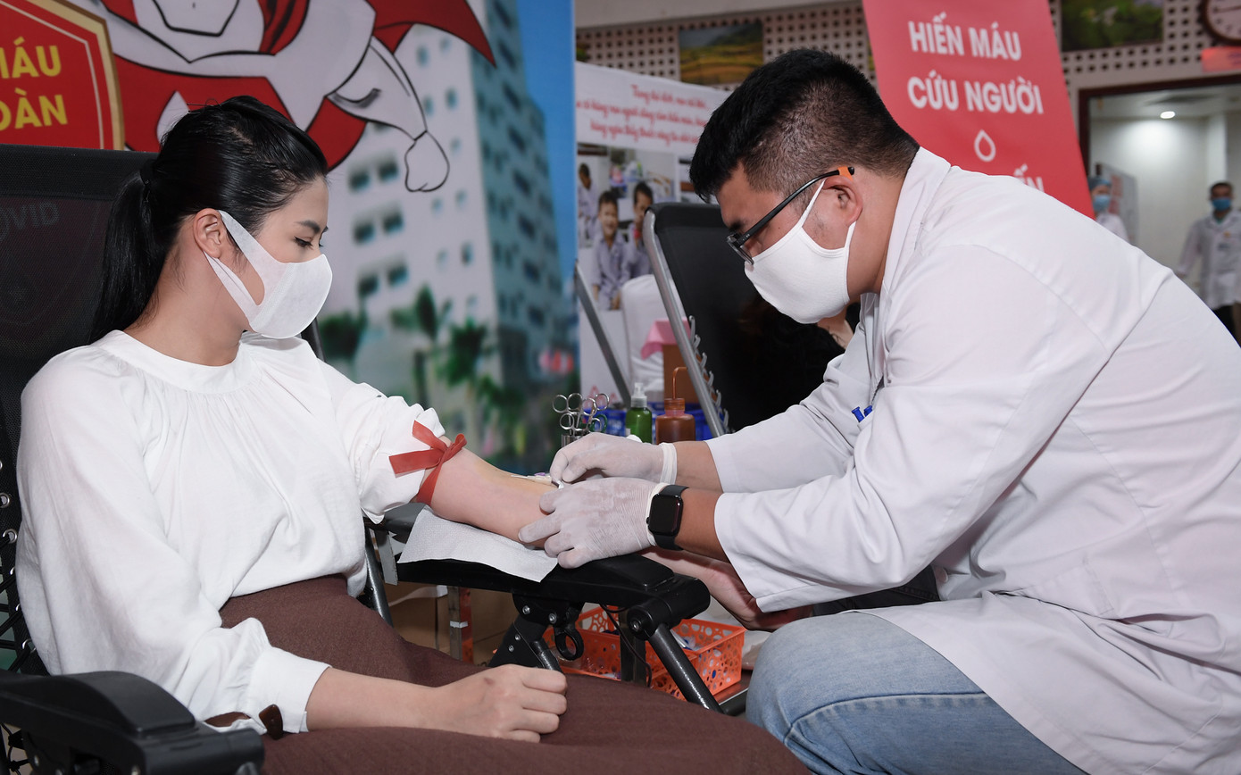 Sau khi hoãn cưới vì Covid, Ngọc Hân cùng các nghệ sĩ đi hiến máu giữa mùa dịch ảnh 9