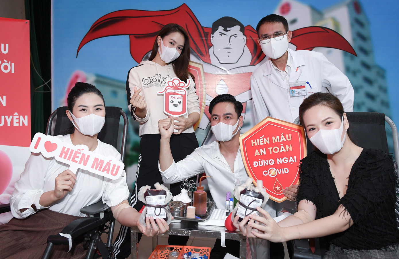 Sau khi hoãn cưới vì Covid, Ngọc Hân cùng các nghệ sĩ đi hiến máu giữa mùa dịch ảnh 7