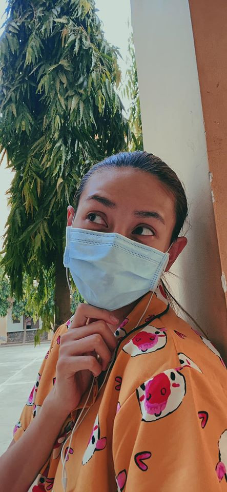 Nhật ký cách ly ngày thứ 2 của Võ Hoàng Yến: Mặc pijama tắm nắng ngoài ban công ảnh 3