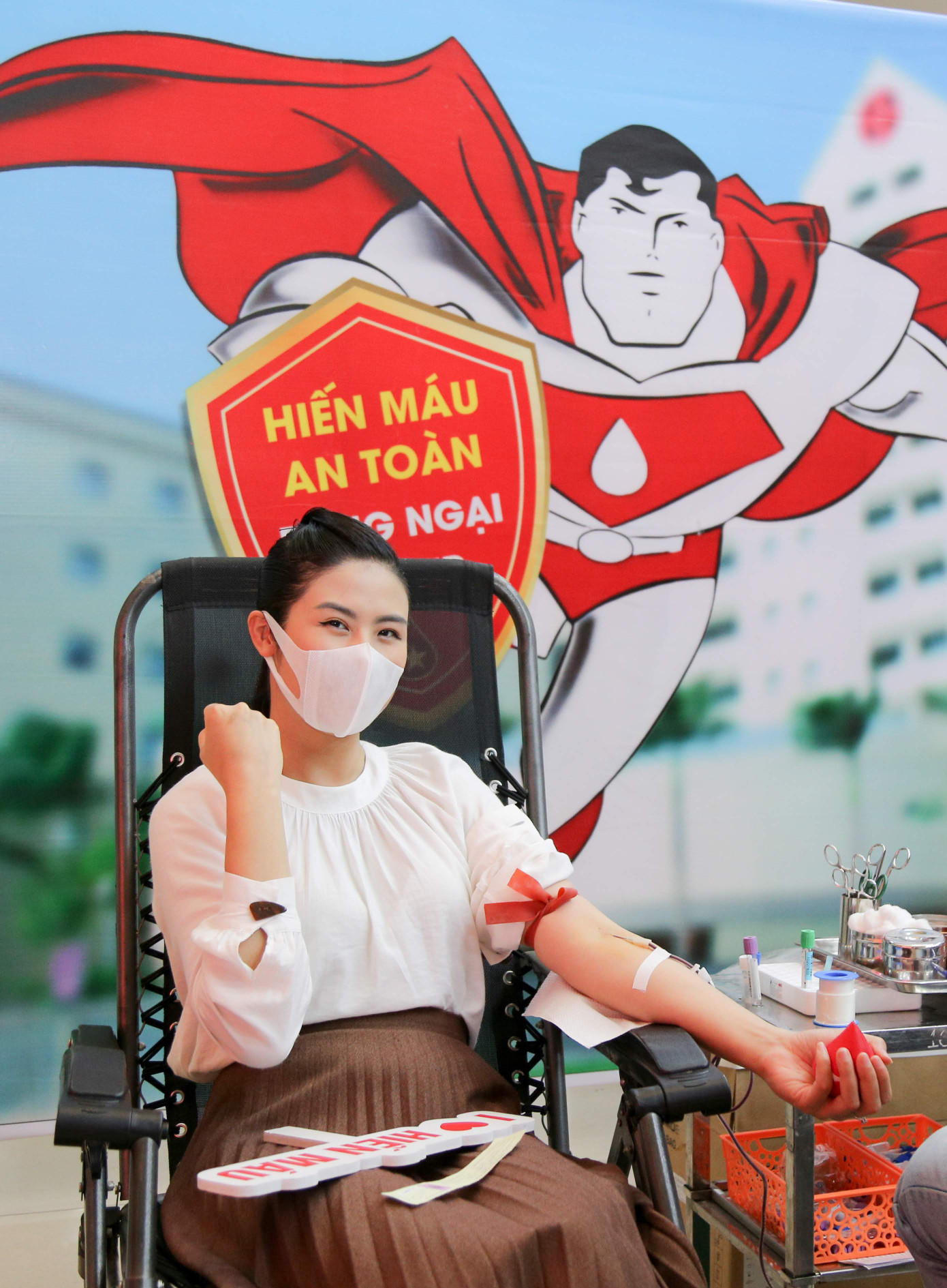 Sau khi hoãn cưới vì Covid, Ngọc Hân cùng các nghệ sĩ đi hiến máu giữa mùa dịch ảnh 11