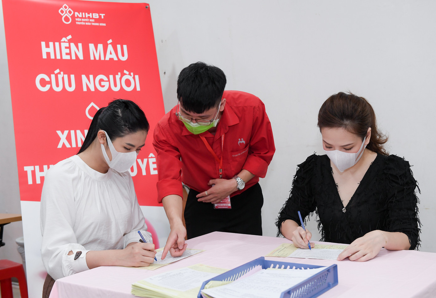 Sau khi hoãn cưới vì Covid, Ngọc Hân cùng các nghệ sĩ đi hiến máu giữa mùa dịch ảnh 2