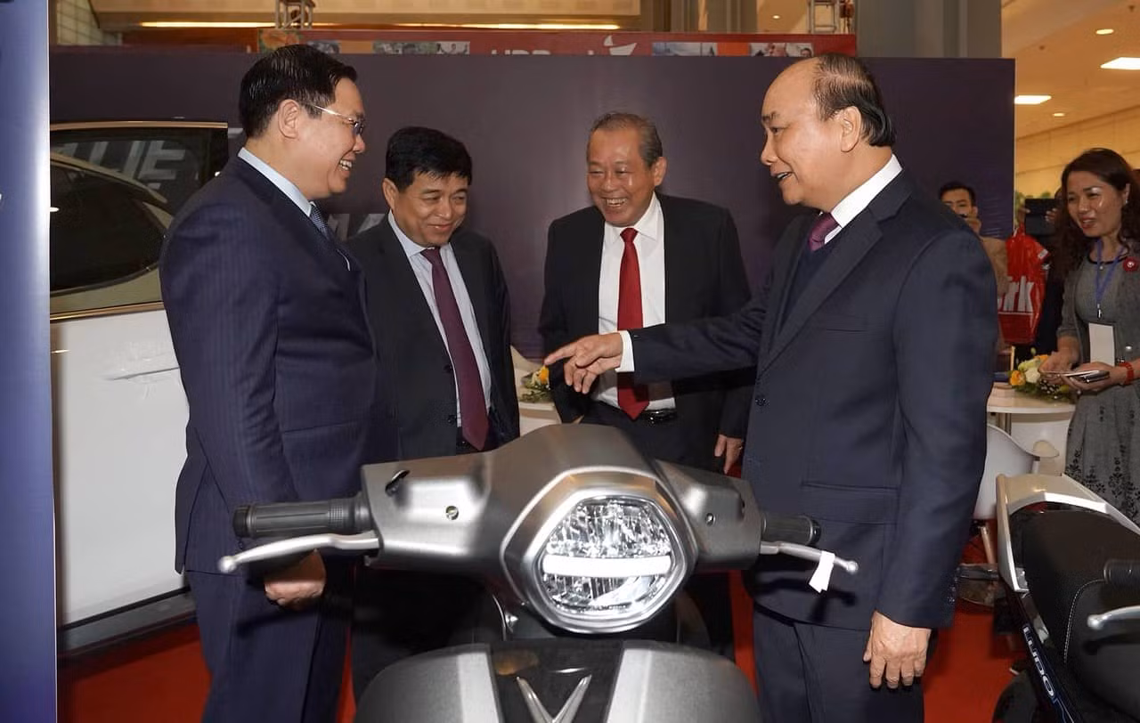 Thủ tướng tham quan sản phẩm tiêu biểu của doanh nghiệp Việt ảnh 1