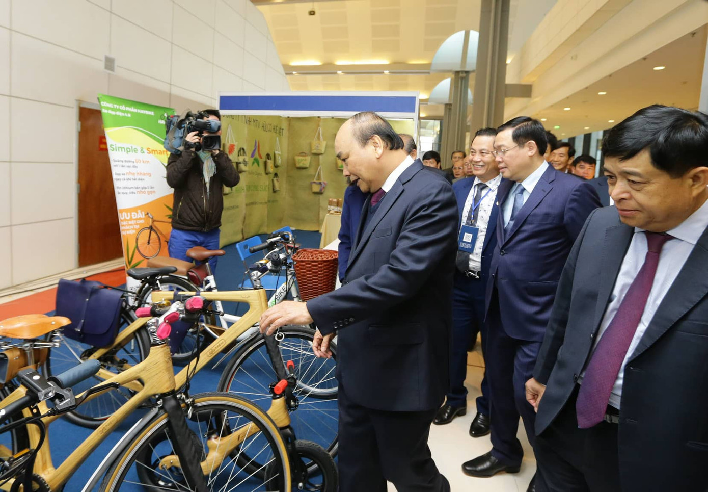 Thủ tướng tham quan sản phẩm tiêu biểu của doanh nghiệp Việt ảnh 4