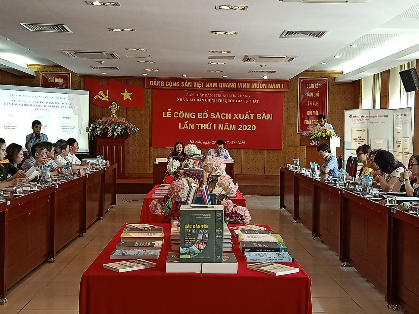 Công bố sách của Tổng Bí thư, Chủ tịch nước về chuẩn bị đại hội Đảng các cấp ảnh 1