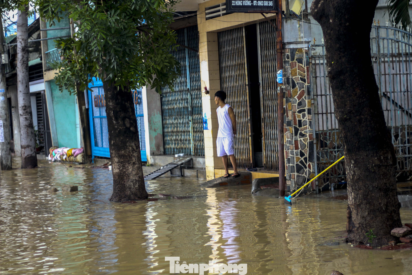 Lũ dâng nhanh, đường phố Quy Nhơn thành sông, hơn 500 hộ dân bị ngập ảnh 11