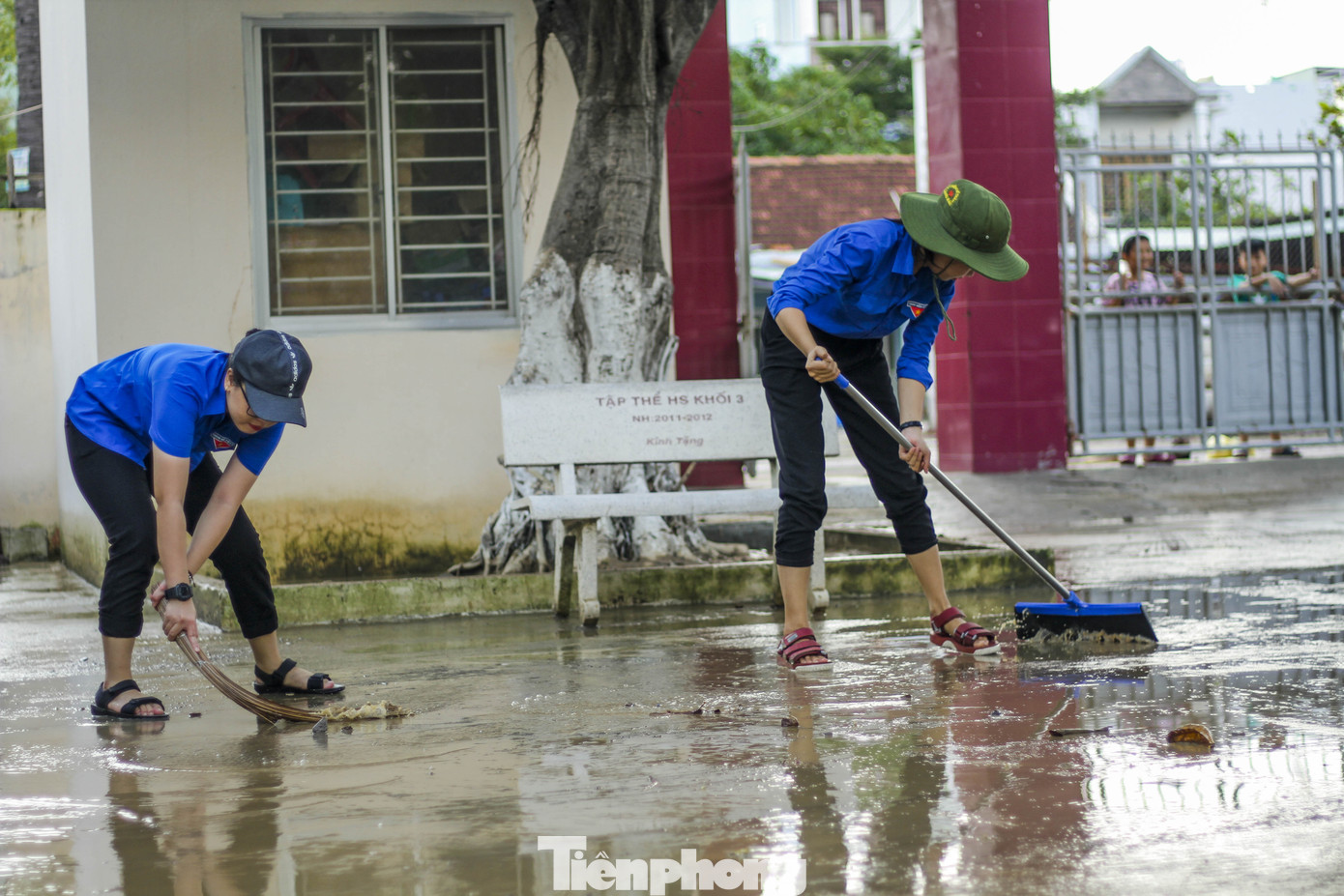 Đoàn viên thanh niên dọn trường lớp đón học sinh đi học lại sau nghỉ bão số 12 ảnh 2