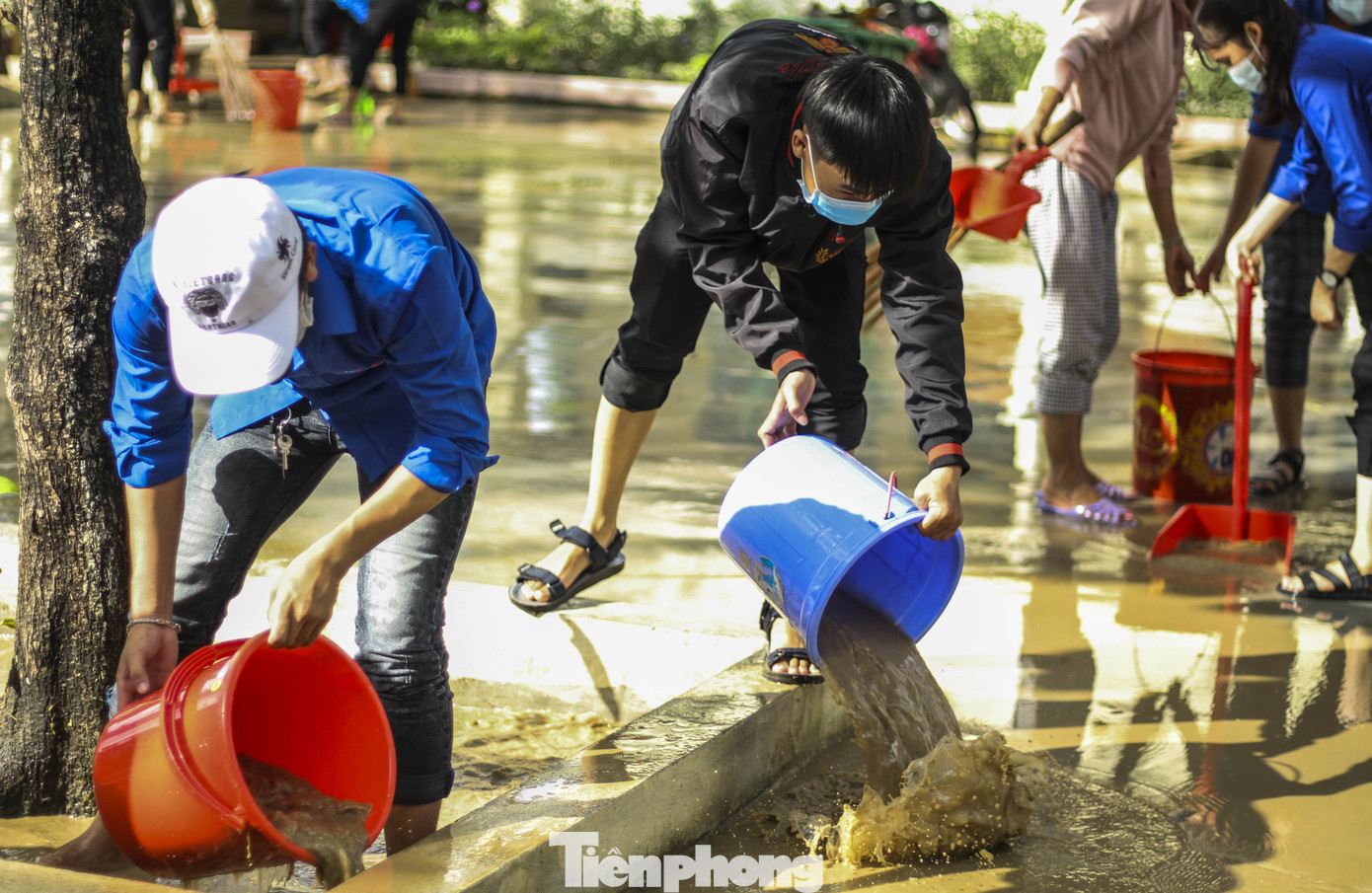 Đoàn viên thanh niên dọn trường lớp đón học sinh đi học lại sau nghỉ bão số 12 ảnh 3