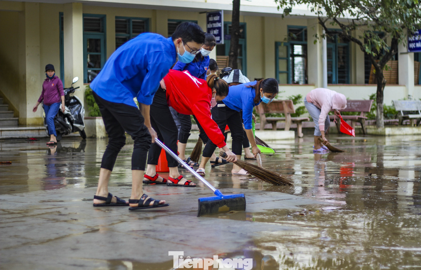 Đoàn viên thanh niên dọn trường lớp đón học sinh đi học lại sau nghỉ bão số 12 ảnh 1